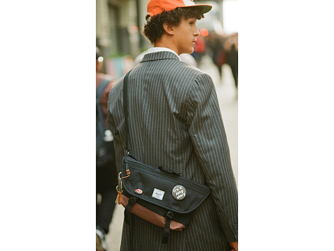 Сумка-мессенджер Herschel Cove из переработанного материала 22,5 л - сплошной черный - рис 4.