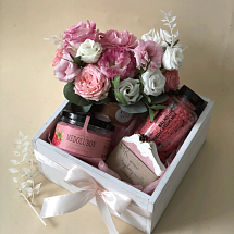 Подарочный набор с цветами в деревянном коробе