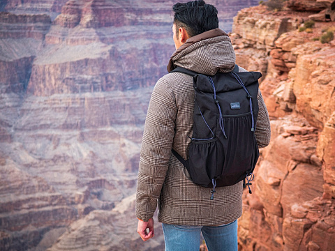 Легкий складывающийся рюкзак-мессенджер Venturer Eco, черный - рис 11.