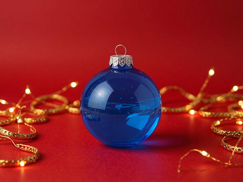 Стеклянный елочный шар Christmas bauble, синий прозрачный, с серебристым колпачком в черной коробке - рис 4.